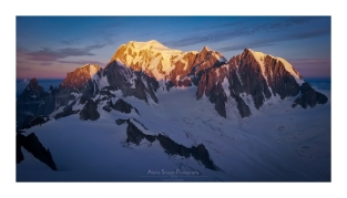 Superbe lever de soleil sur le Mont-Blanc, dans l'approche (plutôt délicate) de la dent du Géant, une vraie bonne initiation à la progression en mixte
